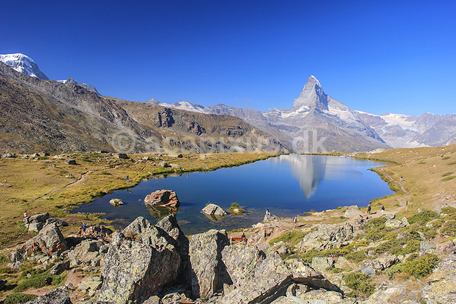 Matterhorn. Det ikoniske bjerg Matterhorn spejler sig i bjergs�en Stellisee; ; Zermatt; Schweiz; ; ; Alperne, bjerglandskab, Alpelandskab, bjergvandring