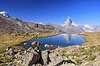 Matterhorn. Det ikoniske bjerg Matterhorn spejler sig i bjergs�en Stellisee  Zermatt Schweiz   Alperne, bjerglandskab, Alpelandskab, bjergvandring