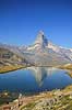 Matterhorn. Det ikoniske bjerg Matterhorn spejler sig i bjergs�en Stellisee  Zermatt Schweiz   Alperne, bjerglandskab, Alpelandskab, bjergvandring