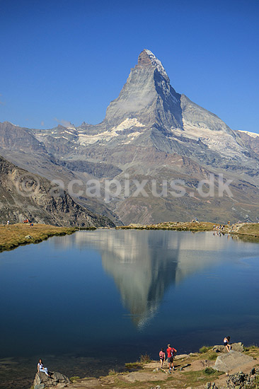 Matterhorn. Det ikoniske bjerg Matterhorn spejler sig i bjergs�en Stellisee; ; Zermatt; Schweiz; ; ; Alperne, bjerglandskab, Alpelandskab, bjergvandring