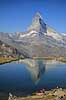 Matterhorn. Det ikoniske bjerg Matterhorn spejler sig i bjergs�en Stellisee  Zermatt Schweiz   Alperne, bjerglandskab, Alpelandskab, bjergvandring