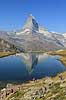 Matterhorn. Det ikoniske bjerg Matterhorn spejler sig i bjergs�en Stellisee  Zermatt Schweiz   Alperne, bjerglandskab, Alpelandskab, bjergvandring