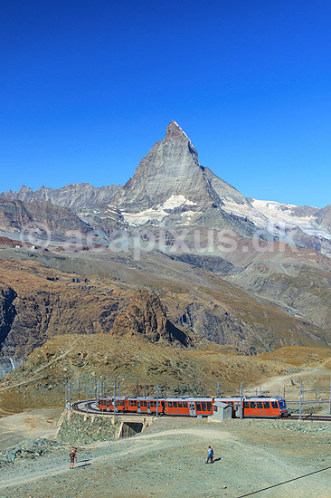 Matterhorn. Bjergbanen Gornergratbahn n�rmer sig endestationen Gornergrat med Matterhorn i baggrunden; ; Gornergrat / Zermatt; Schweiz; ; ; Alperne, bjerglandskab, Alpelandskab, bjergvandring, Togbaner, transport, eltog, elektrisk tog