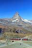 Matterhorn. Bjergbanen Gornergratbahn n�rmer sig endestationen Gornergrat med Matterhorn i baggrunden  Gornergrat / Zermatt Schweiz   Alperne, bjerglandskab, Alpelandskab, bjergvandring, Togbaner, transport, eltog, elektrisk tog