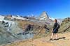 Matterhorn. Vanderer beskuer det ikoniske bjerg Matterhorn set fra n�r Gornergrat  Zermatt Schweiz   Alperne, bjerglandskab, Alpelandskab, bjergvandring