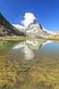 Matterhorn. Det ikoniske bjerg Matterhorn spejler sig i bjergs�en Riffelsee  Riffelsee / Zermatt Schweiz   Alperne, bjerglandskab, Alpelandskab, bjergvandring