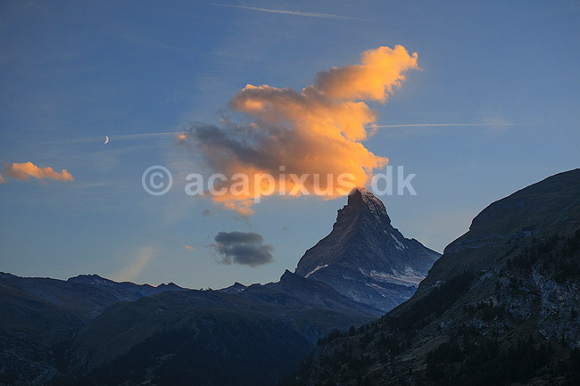 Matterhorn. Solens sidste str�ler skinner p� toppen af det ikoniske bjerg Matterhorn; ; Zermatt; Schweiz; ; ; Alperne, bjerglandskab, Alpelandskab