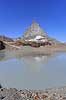 Matterhorn. Det ikoniske bjerg Matterhorn spejler sig i bjergs�en Theodulgletschersee  Trockener Steg / Zermatt Schweiz   Alperne, bjerglandskab, Alpelandskab