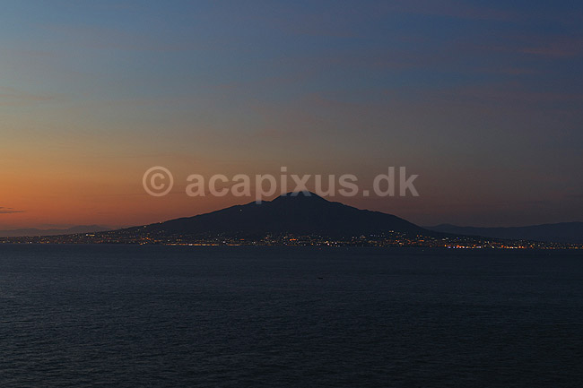 Vesuv. Vulkanen Vesuv med Napoli i forgrunden i aftenskumringen set fra Sorrento; ; Sorrento / Napoli / Campania; Italien; ; Sev�rdigheder; Landskaber, vulkaner, vulkanudbrud