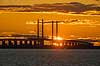 Solopgang over �resundsbroen. �resundsbroen med solopgang i baggrunden set fra Drag�r Fort  Drag�r Danmark  Sev�rdigheder Bj�lkebro og skr�stagsbro, bro, broer, brobyggeri, broforbindelse, brokonstruktion, b�lt, b�lter, Dansk-Svenske forbindelse, farvand, h�ngebro, h�jbro, infrastruktur, jernbaneforbindelse, modlysbilleder, motorvej, pendling, pendlere, silhuet, solen, solenergi, solopgange, str�de, Sund & B�lt, Svensk-danska Brof�rbindelsen, SVEDAB, Sverigesforbindelse, trafik, transport, vej, veje, �resund, �resundsbro Konsortiet, �resundsbroen, �resundsbron, �resundsforbindelsen 