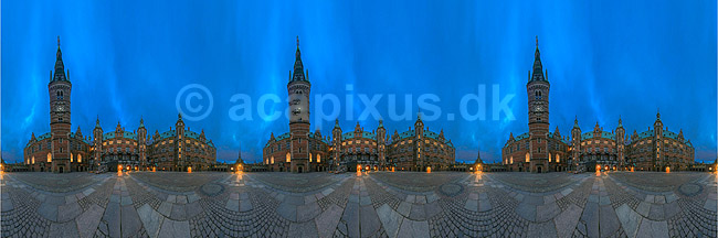 Frederiksborg Slot. Den indre g�rdsplads p� Frederiksborg Slot kan i 2023 ses i skumrings belysning eller magic hour grundet forl�ngede �bningstider. 3x360 graders panorama; ; Hiller�d; Danmark; ; sev�rdigheder; Hiller�dsholm G�rd, slotte, arkitektur, borge, panoramaer, Kongeslot, ren�ssance slot, Det National Historiske Museum, Hans van Steenwinckel den yngre, Frederik 2, Christian 4