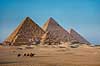 Giza pyramiderne. Kameler foran Giza pyramiderne. Fra venstre Mycerinus, Chephren og Cheops ( redevelop af KOL12274 )   Giza / Cairo Egypten Afrika  Pyramide, pyramider, farao, pharao, pharaoer, gudekonge, ark�ologi, kulturhistorie, verdensarv, gravkammer, Gr�ske navne = Kheops, Khefren og Mykerinos. Egyptiske navne = Khufu, Khafra og Menkaura 