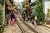 Train street i Hanoi. Turister i den med mellemrum lukkede Train Street gade i Hanoi. Myndighederne har haft lukket gaden pga rissikoen med de gennek�rende tog  Hanoi Vietnam  Sev�rdigheder Jernbaner, togskinner