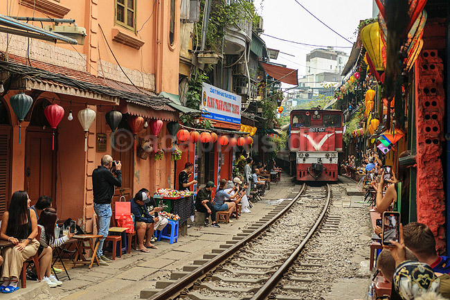 Train street i Hanoi. Tog passerer gennem Train Street gade i Hanoi. Myndighederne har haft lukket gaden pga rissikoen med de gennek�rende tog; ; Hanoi; Vietnam; ; Sev�rdigheder; Jernbaner, togskinner, lokomotiv