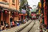 Train street i Hanoi. Tog passerer gennem Train Street gade i Hanoi. Myndighederne har haft lukket gaden pga rissikoen med de gennek�rende tog  Hanoi Vietnam  Sev�rdigheder Jernbaner, togskinner, lokomotiv