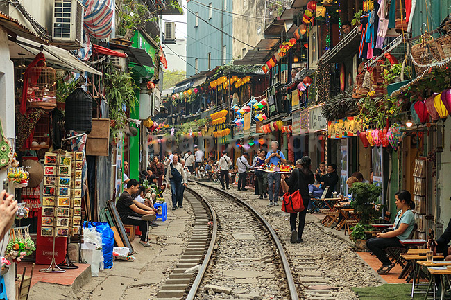 Train street i Hanoi. Turister i den med mellemrum lukkede Train Street gade i Hanoi. Myndighederne har haft lukket gaden pga rissikoen med de gennek�rende tog; ; Hanoi; Vietnam; ; Sev�rdigheder; Jernbaner, togskinner