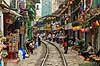 Train street i Hanoi. Turister i den med mellemrum lukkede Train Street gade i Hanoi. Myndighederne har haft lukket gaden pga rissikoen med de gennek�rende tog  Hanoi Vietnam  Sev�rdigheder Jernbaner, togskinner