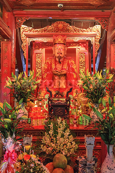 Temple Of Literature i Hanoi. Offergaver og blomster foran statue i Temple Of Literature i Hanoi; ; Temple Of Literature / Hanoi; Vietnam; ; Sev�rdigheder; Turisme