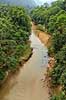 Phong Nha - Ke Bang National Park. Flod i regnskoven i Phong Nha Ke Bang National Park i Vietnam. Taget fra bro der var del at Ho Chi Minh stien  Phong Nha - Ke Bang Vietnam  Sev�rdigheder Floder, vandl�b