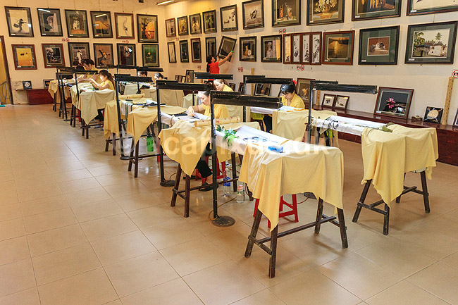 Silkebroderi. Brodering af broderier i silke hos silkeproducent i Hoi An i Vietnam; ; Hoi An; Vietnam; ; Sev�rdigheder; 