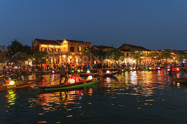 Hoi An. Natteliv p� havnefronten i Hoi An, der kom p� UNESCO World Heritage Site listen i 1999 og derefter blev en mega turistattraction; ; Hoi An; Vietnam; ; Sev�rdigheder; 