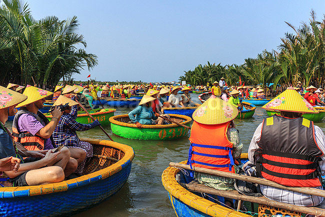 Turister i risb�de i Hoi An. Turister i traditionel tur i risb�de i Hoi An, der kom p� UNESCO World Heritage Site listen i 1999 og derefter blev en mega turistattraction; ; Hoi An; Vietnam; ; Sev�rdigheder; 