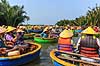 Turister i risb�de i Hoi An. Turister i traditionel tur i risb�de i Hoi An, der kom p� UNESCO World Heritage Site listen i 1999 og derefter blev en mega turistattraction  Hoi An Vietnam  Sev�rdigheder 