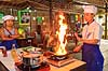 Madlavningskursus i Hoi An. Kok flamberer en ret ved madlavningskursus i Hoi An, der kom p� UNESCO World Heritage Site listen i 1999 og derefter blev en mega turistattraction  Hoi An Vietnam  Sev�rdigheder madlavning, k�kken, kogekunst
