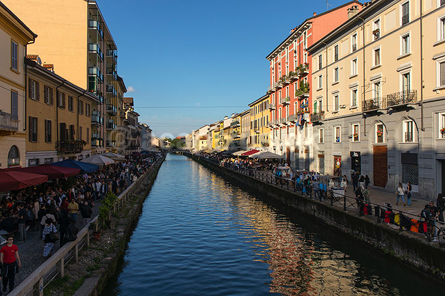 Naviglio Grande i Milano. Restauranter og barer p� begge sider af Naviglio Grande - Milanos svar p� Nyhavn; ; Naviglio Grande / Milano; Italien; ; Sev�rdigheder; Natteliv