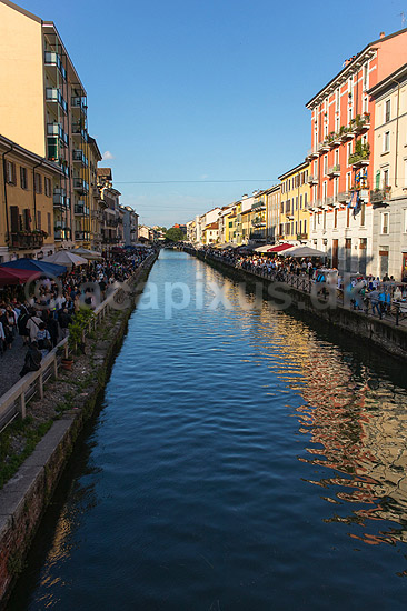 Naviglio Grande i Milano. Restauranter og barer p� begge sider af Naviglio Grande - Milanos svar p� Nyhavn; ; Naviglio Grande / Milano; Italien; ; Sev�rdigheder; Natteliv