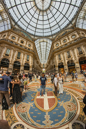 Galleria Vittorio Emanuele II i Malano. Handelsarkaden Galleria Vittorio Emanuele II fyldt med dyre modebutikker i Milano; ; Galleria Vittorio Emanuele II i Malano / Milano; Italien; ; Sev�rdigheder; Handel, shopping, mode