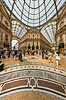 Galleria Vittorio Emanuele II i Malano. Handelsarkaden Galleria Vittorio Emanuele II fyldt med dyre modebutikker i Milano  Galleria Vittorio Emanuele II i Malano / Milano Italien  Sev�rdigheder Handel, shopping, mode