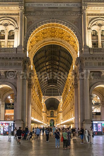 Galleria Vittorio Emanuele II i Malano. Handelsarkaden Galleria Vittorio Emanuele II fyldt med dyre modebutikker i Milano; ; Galleria Vittorio Emanuele II i Malano / Milano; Italien; ; Sev�rdigheder; Handel, shopping, mode