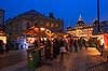 Julemarked p� Kongens Nytorv. Juleudsmykning til Julemarked p� Kongens Nytorv - i baggrunden Det Kongelige Teater og Magasin du Nord  Kongens Nytorv / K�benhavn Danmark  Sev�rdigheder Handel, julemarkeder, juleudsmykning, julestemning