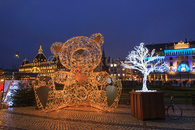 Julemarked p� Kongens Nytorv. Juleudsmykning af lysende bamse til Julemarked p� Kongens Nytorv - i baggrunden Magasin du Nord og Hotel D Angleterre; ; Kongens Nytorv / K�benhavn; Danmark; ; Sev�rdigheder; Handel, julemarkeder, juleudsmykning, julestemning