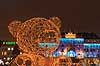 Julemarked p� Kongens Nytorv. Juleudsmykning af lysende bamse til Julemarked p� Kongens Nytorv - i baggrunden Hotel D Angleterre  Kongens Nytorv / K�benhavn Danmark  Sev�rdigheder Handel, julemarkeder, juleudsmykning, julestemning