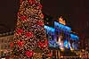 Julemarked p� Kongens Nytorv. Juletr� med r�de hjerter til Julemarked p� Kongens Nytorv - i baggrunden Hotel D Angleterre  Kongens Nytorv / K�benhavn Danmark  Sev�rdigheder Handel, julemarkeder, juleudsmykning, julestemning