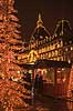 Julemarked p� Kongens Nytorv. Juletr� med lys til Julemarked p� Kongens Nytorv - i baggrunden Magasin du Nord  Kongens Nytorv / K�benhavn Danmark  Sev�rdigheder Handel, julemarkeder, juleudsmykning, julestemning