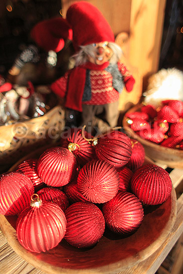 Julepynt i julestue. Julepynt i Vangehus Br�nde julestue til julemarked i Hareskoven; ; V�rl�se; Danmark; ; Sev�rdigheder; Handel, julemarkeder, juleudsmykning, julestemning