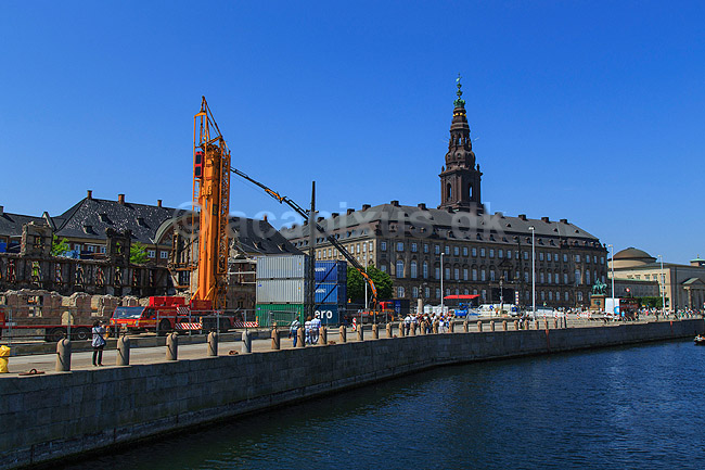 B�rsen. Kraner ved den nedbr�ndte B�rsbygning p� Slotsholmen i K�benhavn - i baggrunden Christiansborg; ; K�benhavn; Danmark; ; ; Ildebrand, brand, genopbygning