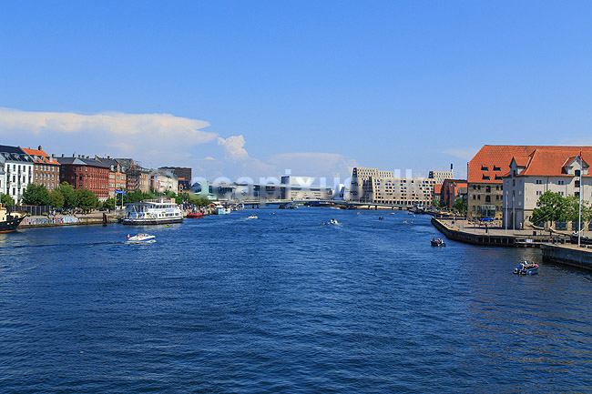 K�benhavns Havn. K�benhavns Havn med Havnegade til venstre og Christianshavn til h�jre. I baggrunden Operahuset og den nye bebyggelse p� Papir�en; ; K�benhavn; Danmark; ; ; 