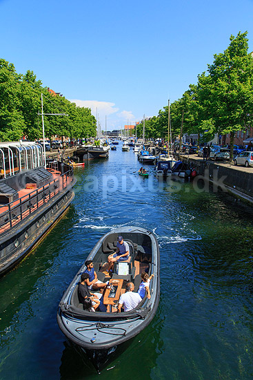 Christianshavns Kanal. Motorb�d i Christianshavns Kanal med Overgaden Neden Vandet og Overgaden Oven Vandet; ; K�benhavn; Danmark; ; ; 