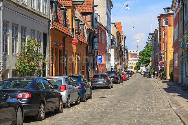 Christianshavn. Biler parkeret p� den brostensbelagte Wilders gade med gamle bindingsv�rkshuse; ; Christianshavn / K�benhavn; Danmark; ; sev�rdigheder; Storby, beboelseshuse, lejligheder, etageejendomme, Stor K�benhavn