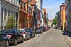 Christianshavn. Biler parkeret p� den brostensbelagte Wilders gade med gamle bindingsv�rkshuse  Christianshavn / K�benhavn Danmark  sev�rdigheder Storby, beboelseshuse, lejligheder, etageejendomme, Stor K�benhavn