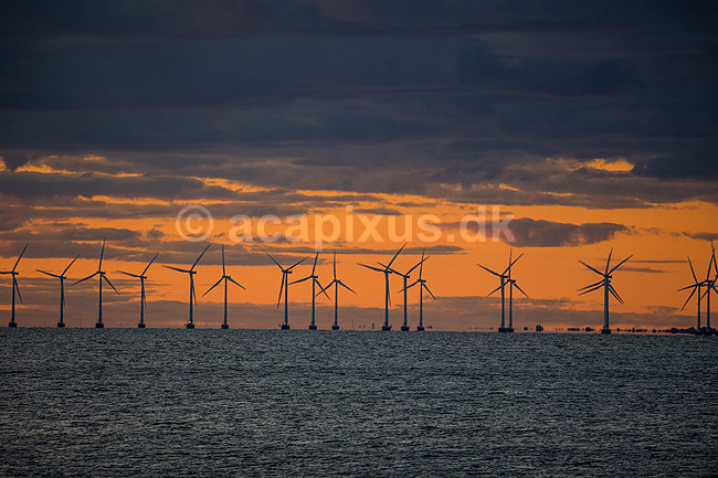 Solopgang bag Aflandshage Vindm�llepark. Aflandshage  havvindm�llepark med solopgang i baggrunden set fra Drag�r Fort; ; Drag�r; Danmark; ; ; Vindm�lle, vindenergi, energi, str�m, gr�n energi, offshore wind farm HOFOR