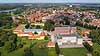 Sor�. Sor� med Sor� Akademi i forgrunden og der bagved Sor� Klosterkirke. Sor� Akademis Skole, eller blot Akademiet, fungerer som alment gymnasium, hvoraf nogle bor p� skolens kostskole. Det er landets eneste tilbagev�rende statsskole under Ministeriet for B�rn og Undervisning  Sor� Danmark   Skoler, kostskoler