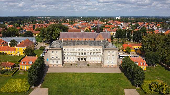 Sor�. Sor� med Sor� Akademi i forgrunden og der bagved Sor� Klosterkirke. Sor� Akademis Skole, eller blot Akademiet, fungerer som alment gymnasium, hvoraf nogle bor p� skolens kostskole. Det er landets eneste tilbagev�rende statsskole under Ministeriet for B�rn og Undervisning; ; Sor�; Danmark; ; ; Skoler, kostskoler