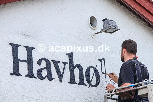 Havh�keren. T�jbutikken Havk�rkeren f� malet facade; ; Gilleleje; Danmark; ; ; Malere, husmaling, pensel, maling