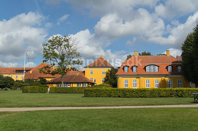 Molbechs Hus ved Sor� Akademi. Sor� Akademis Skole, eller blot Akademiet, fungerer som alment gymnasium, hvoraf nogle bor p� skolens kostskole. Det er landets eneste tilbagev�rende statsskole under Ministeriet for B�rn og Undervisning; ; Sor�; Danmark; ; ; Skoler, kostskoler