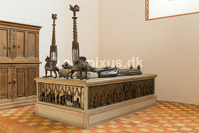 Sor� Klosterkirke. Kong Christoffer (1276-1332) og dronning Eufemia - bronze-effegier p� deres sarkofag sammen med et af deres seks b�rn; ; Sor�; Danmark; ; ; Kirker, kristendom, Konger og dronninger